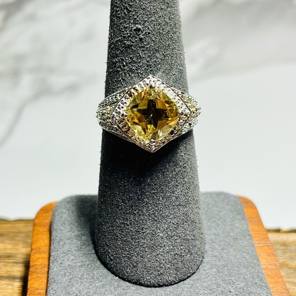Radiant Elegance: 2.59 Carat Citrine and Diamond White Gold Ring - Picture 12 of 14